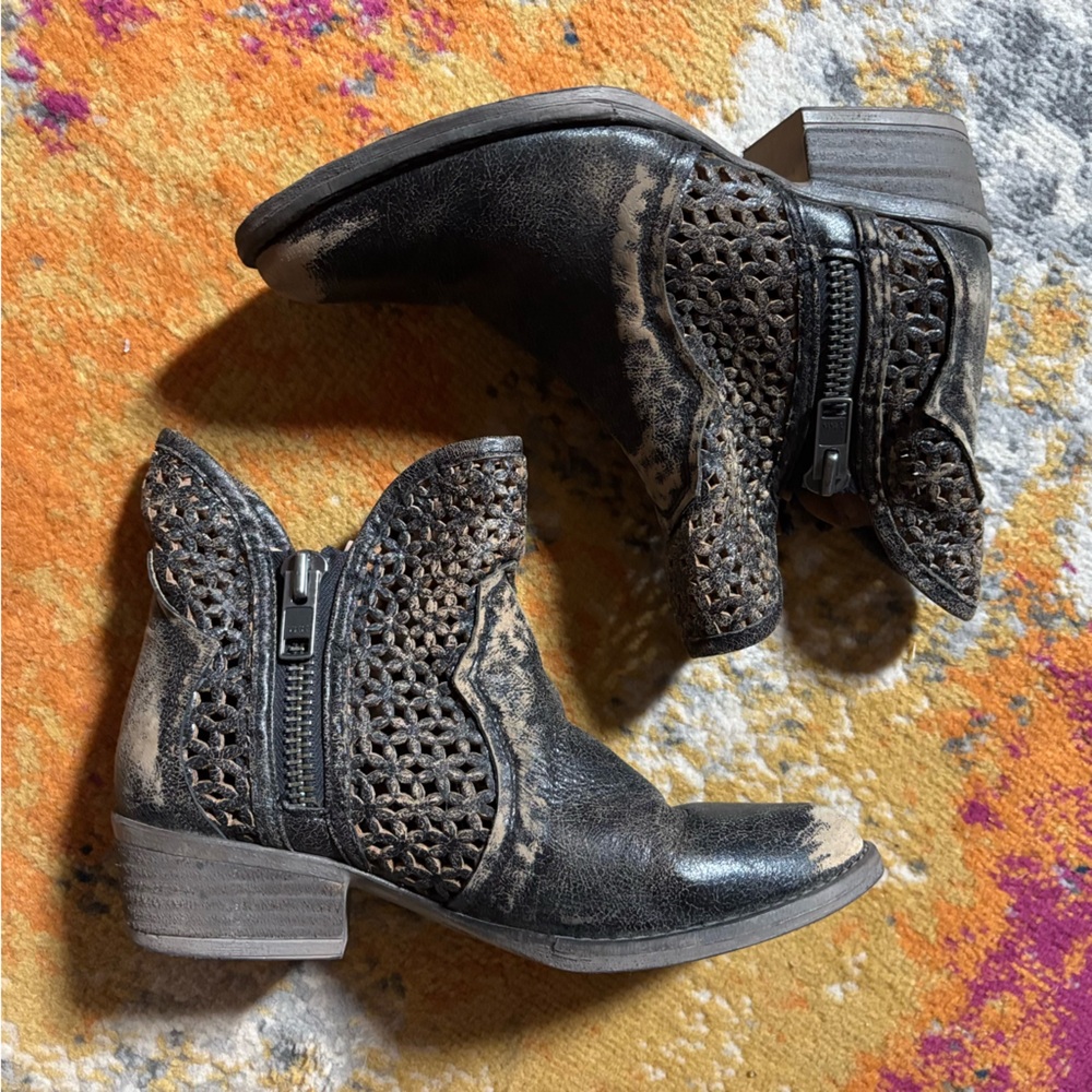 Like 🆕 Circle G by Corral Distressed Leather Black Yellow Shortie Ankle Booties - Picture 3 of 13